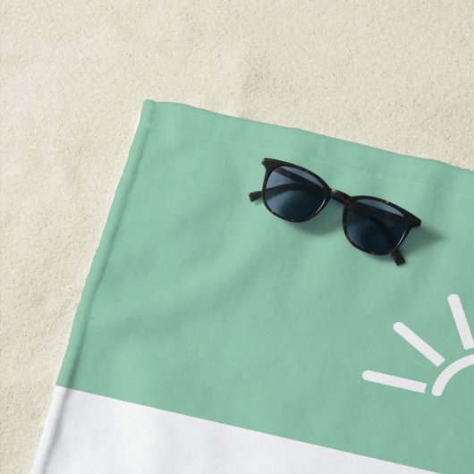 Gepensioneerd zie je bij het strand strandlaken (In situ)