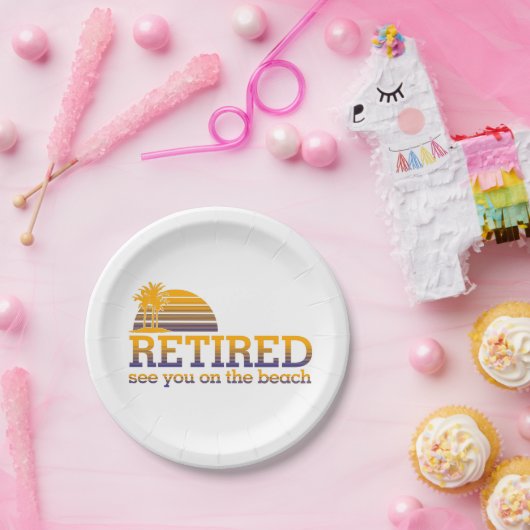 Gepensioneerd zie je op de strand papieren bordje (Feest)