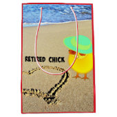 Gepensioneerde Chick bij het strand Medium Cadeauzakje (Voorkant)
