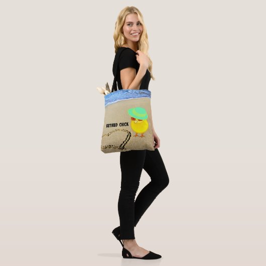 Gepensioneerde Chick bij het strand Tote Bag (Op model)