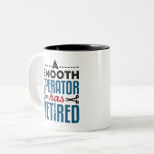 Gepensioneerde chirurg A Smooiere operator heeft g Tweekleurige Koffiemok (Voorkant links)