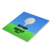 Gepensioneerde Dentist, golfbal op een t-shirt. Tegeltje (Zijkant)