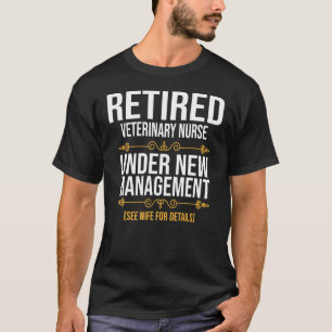 Gepensioneerde diergeneeskundige verzorging onder t-shirt