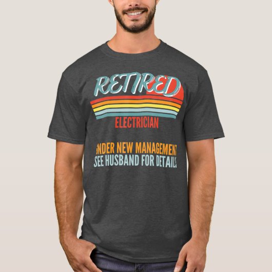 Gepensioneerde elektricien onder nieuw managementg t-shirt (Voorkant)