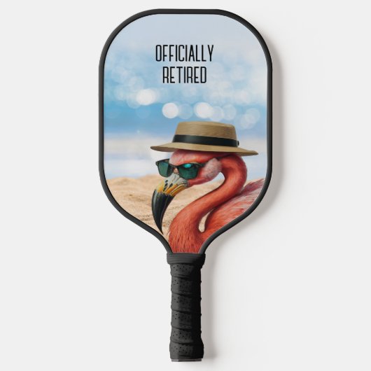 Gepensioneerde Flamingo op het strand met Pet & Zo Pickleball Paddle (Voorkant)