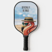 Gepensioneerde Flamingo op het strand met Pet & Zo Pickleball Paddle (Achterkant)