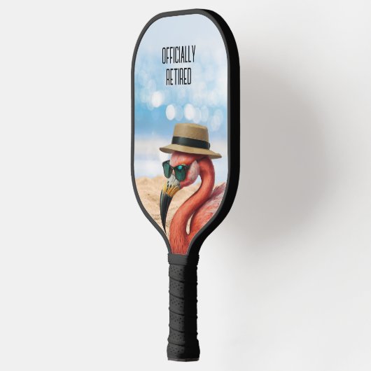 Gepensioneerde Flamingo op het strand met Pet & Zo Pickleball Paddle (Links)