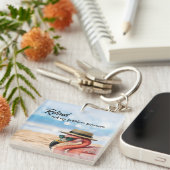 Gepensioneerde Flamingo op het strand met Pet & Zo Sleutelhanger (Voorkant Rechts)