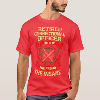 Gepensioneerde gevangenisbewaarder in dezelfde t-shirt