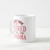 Gepensioneerde grootmoeder voor volledige tijd koffiemok (Voorkant links)