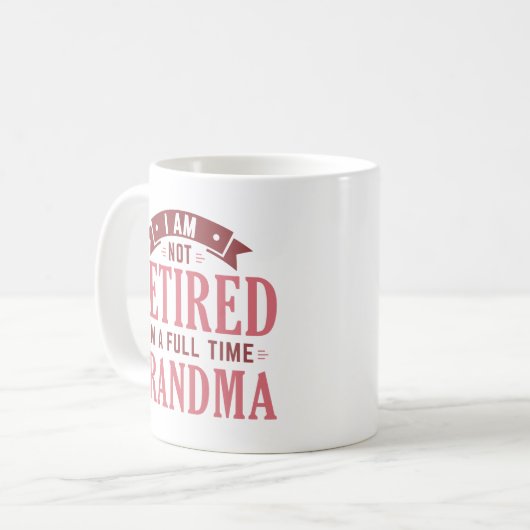 Gepensioneerde grootmoeder voor volledige tijd koffiemok (Voorkant links)