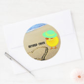 Gepensioneerde kip op het strand ronde sticker (Envelop)