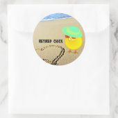 Gepensioneerde kip op het strand ronde sticker (Tas)