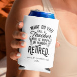 Gepensioneerde leraar Hoofd school Aangepast pensi Blikjeskoeler<br><div class="desc">Grappig gepensioneerd leraar gezegde dat is perfect voor het afscheid cadeau voor uw favoriete collega die een goed gevoel van humor heeft. Het gezegde op dit moderne gepensioneerde lerarencadeau luidt: "Hoe noem je een leraar die gelukkig is op maandag? Met pensioen." Voeg de naam van de leraar en het jaar...</div>