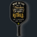 Gepensioneerde leraar Hoofd school Aangepast pensi Pickleball Paddle<br><div class="desc">Grappig gepensioneerd leraar gezegde dat is perfect voor het afscheid cadeau voor uw favoriete collega die een goed gevoel van humor heeft. Het gezegde op dit moderne gepensioneerde lerarencadeau luidt: "Hoe noem je een leraar die gelukkig is op maandag? Met pensioen." Bekijk onze winkel voor andere pensioengeschenken en accessoires voor...</div>