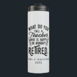 Gepensioneerde leraar Hoofd school Aangepast pensi Thermosbeker<br><div class="desc">Grappig gepensioneerd leraar gezegde dat perfect is voor het cadeau voor je favoriete collega die een goed gevoel voor humor heeft. Het gezegde op dit moderne cadeau voor gepensioneerden zegt: "Hoe noem je een leraar die gelukkig is op maandag? Gepensioneerd." Voeg de naam van de leraar en het jaar van...</div>
