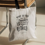 Gepensioneerde leraar Hoofd school Aangepast pensi Tote Bag<br><div class="desc">Grappig gepensioneerd leraar gezegde dat perfect is voor het cadeau voor je favoriete collega die een goed gevoel voor humor heeft. Het gezegde op dit moderne cadeau voor gepensioneerden zegt: "Hoe noem je een leraar die gelukkig is op maandag? Gepensioneerd." Voeg de naam van de leraar en het jaar van...</div>