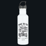 Gepensioneerde leraar Hoofd school Aangepast pensi Waterfles<br><div class="desc">Grappig gepensioneerd leraar gezegde dat perfect is voor het cadeau voor je favoriete collega die een goed gevoel voor humor heeft. Het gezegde op dit moderne cadeau voor gepensioneerden zegt: "Hoe noem je een leraar die gelukkig is op maandag? Gepensioneerd." Voeg de naam van de leraar en het jaar van...</div>