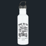 Gepensioneerde leraar Hoofd school Aangepast pensi Waterfles<br><div class="desc">Grappig gepensioneerd leraar gezegde dat perfect is voor het cadeau voor je favoriete collega die een goed gevoel voor humor heeft. Het gezegde op dit moderne cadeau voor gepensioneerden zegt: "Hoe noem je een leraar die gelukkig is op maandag? Gepensioneerd." Voeg de naam van de leraar en het jaar van...</div>