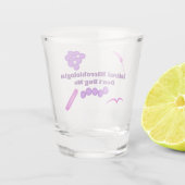 Gepensioneerde microbioloog, niet tegen me. shot glas (Achterkant)