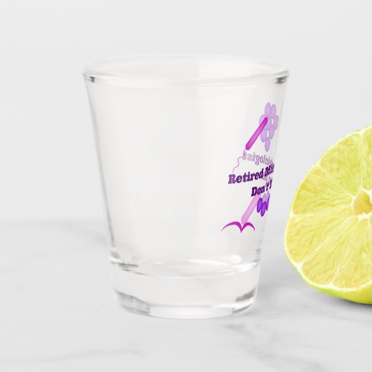 Gepensioneerde microbioloog, niet tegen me. shot glas (Links)