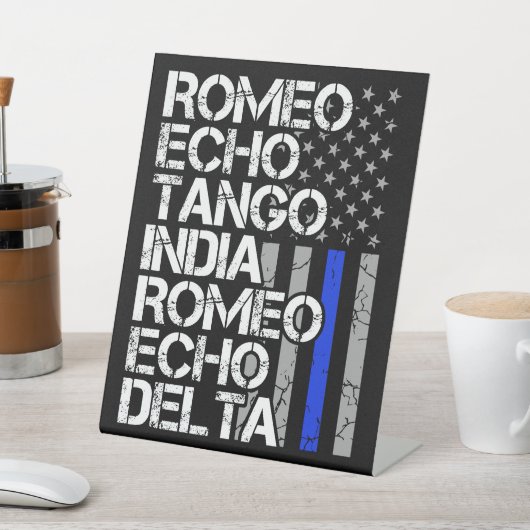 Gepensioneerde politie fonetische code dunne blauw reclamebord met voetstuk (Insitu)