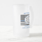 Gepensioneerde politie met blauwe lijn over en uit matglas bierpul (Voorkant rechts)