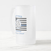 Gepensioneerde politie met blauwe lijn over en uit matglas bierpul (Voorkant links)