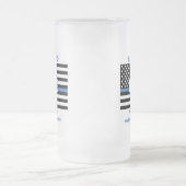 Gepensioneerde politie met blauwe lijn over en uit matglas bierpul (Center)