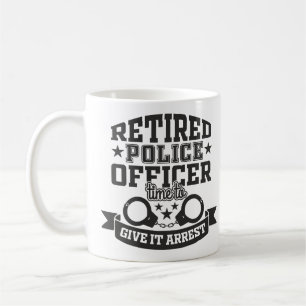 Gepensioneerde politieagent geeft hem arrestatie g koffiemok