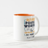 Gepensioneerde postarbeider Mailman Retirement Pri Tweekleurige Koffiemok (Voorkant rechts)