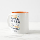 Gepensioneerde postarbeider Mailman Retirement Pri Tweekleurige Koffiemok (Voorkant links)