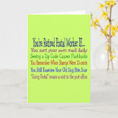 Gepensioneerde postbeambte Gezegden T-shirts & ges Kaart (Gele Bloem)