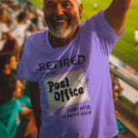 Gepensioneerde postbeambte Mailman Funny Tri-Blend Shirt<br><div class="desc">Grappig pensioenontwerp voor een postwerker. Deze moderne postbode in de moderne typografie zegt: "Van de Post Kantoor Elk uur is een Happy Hour". Perfect parketcadeau voor uw brievenbus</div>