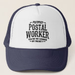 Gepensioneerde postbeambte Mailman Funny Trucker Pet<br><div class="desc">Grappig cadeau voor postbezorgers dat zegt: "Gepensioneerd postpersoneel. Je bent niet meer mijn prioriteit". Het maakt een groot parting cadeau voor een medewerker die met pensioen gaat van zijn werk of leverfunctie na kantoor.</div>