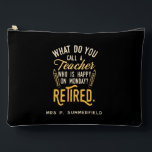 Gepensioneerde schoolleraar pensioen gepersonalise etui<br><div class="desc">Het gezegde van de docent in ruste dat perfect is voor het cadeau voor de pensionering voor je favoriete collega die een goed gevoel voor humor heeft. Het gezegde op dit moderne cadeau voor gepensioneerden zegt: "Hoe noem je een leraar die gelukkig is op maandag? Gepensioneerd." Bekijk onze winkel voor...</div>