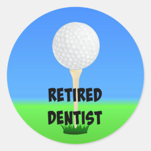 Gepensioneerde tandarts, golfbal op een t-shirt ronde sticker
