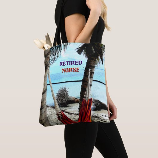 Gepensioneerde zuster, hammock op het strand tote bag (Dichtbij)