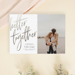 Gepenspelde zilver beter samen sparen de foto van  briefkaart<br><div class="desc">Creëer je eigen betaalkaarten op! Dit ontwerp is voorzien van "beter bij elkaar" in faux zilveren kalligrafie met uw namen en trouwdatum in eenvoudige typografie. Uw foto van het douaneverloving verschijnt rechts. Klik op Deze sjabloon personaliseren om de gegevens in je eigen versie te wijzigen! Neem contact met me op...</div>