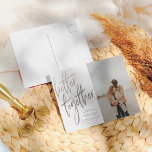 Gepenspelde zilver beter samen sparen de foto van  briefkaart<br><div class="desc">Creëer je eigen betaalkaarten op! Dit ontwerp is voorzien van "beter bij elkaar" in faux zilveren kalligrafie met uw namen en trouwdatum in eenvoudige typografie. Uw foto van het douaneverloving verschijnt rechts. Klik op Deze sjabloon personaliseren om de gegevens in je eigen versie te wijzigen! Neem contact met me op...</div>