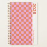 Gepersonaliseerd 2025 Retro Roze Sinaasappel Check Planner<br><div class="desc">Maak je klaar voor een stijlvol georganiseerd jaar met deze gepersonaliseerde 2025 retro roze en oranje dambordplanner! Het levendige schaakbordpatroon in vet roze en sinaasappel voegt een leuke, toets toe die ideaal is om je dagen helder en spannend te houden. Pas het aan met jouw naam voor een persoonlijke flair...</div>