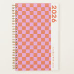 Gepersonaliseerd 2025 Retro Roze Sinaasappel Check Planner<br><div class="desc">Maak je klaar voor een stijlvol georganiseerd jaar met deze gepersonaliseerde 2025 retro roze en oranje dambordplanner! Het levendige schaakbordpatroon in vet roze en sinaasappel voegt een leuke, toets toe die ideaal is om je dagen helder en spannend te houden. Pas het aan met jouw naam voor een persoonlijke flair...</div>