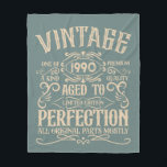 Gepersonaliseerd  35e verjaardagsfeest fleece deken<br><div class="desc">Voeg wat originaliteit toe aan uw garderobe met dit  verjaardagsgrafisch ontwerp met geweldige lettertypografie. Het is een geweldig cadeau-idee voor mannen,  vrouwen,  echtgenoten,  vrouwen,  vriendinnen en vriendjes die dol zijn op dit unieke kunstwerk. Het maakt een geweldig en leuk vakantie cadeau voor uw verjaardagsfeestje.</div>