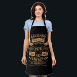 Gepersonaliseerd 50-jarig  50-jarig verjaardagsfee schort<br><div class="desc">Maak uw verjaardag speciaal met dit unieke ontwerp. Voeg een vleugje verfijnde elegantie toe aan uw verjaardagsfeest met onze prachtige, unieke design. Deze afbeeldingen brengen sophisticatie en originaliteit aan elk product, waardoor een gedenkwaardig en stijlvol geschenk ontstaat. Ze zijn perfect voor degenen die een vleugje tijdloze glamour op hun speciale...</div>