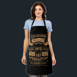 Gepersonaliseerd 50-jarig  50-jarig verjaardagsfee schort<br><div class="desc">Maak uw verjaardag speciaal met dit unieke ontwerp. Voeg een vleugje verfijnde elegantie toe aan uw verjaardagsfeest met onze prachtige, unieke design. Deze afbeeldingen brengen sophisticatie en originaliteit aan elk product, waardoor een gedenkwaardig en stijlvol geschenk ontstaat. Ze zijn perfect voor degenen die een vleugje tijdloze glamour op hun speciale...</div>