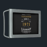 Gepersonaliseerd 50e verjaardag, geboren in 1971   gesp<br><div class="desc">Een gepersonaliseerde riemgesp voor die verjaardag meneer geboren in 1971 en 50 jaar oud. Voeg de naam toe aan dit retro-stijl zwart, wit en gouden ontwerp voor een aangepast 50e verjaardagscadeau. Bewerk eenvoudig de naam en het jaar met de sjabloon die u hebt opgegeven. Een prachtig aangepast zwart verjaardagscadeau. Meer...</div>
