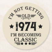 Gepersonaliseerd 50ste verjaardagsfeest ronde kartonnen onderzetter (Voorkant)