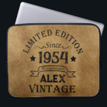 Gepersonaliseerd 70-jarig  70-jarig verjaardagsfee laptop sleeve<br><div class="desc">U kunt wat originaliteit toevoegen met deze limited edition, premium kwaliteit en origineel, stijlvol, retro en uiterlijk verjaardagsgrafisch ontwerp met een cool typografie lettertype. Dit is een geweldig cadeau-idee voor mannen, vrouwen, echtgenoten, vrouwen, vriendinnen en vriendjes die dol zijn op dit unieke kunstwerk. Het beste unieke en leuke vakantiegift voor...</div>