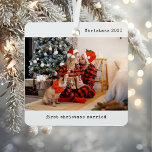 Gepersonaliseerd Afbeelding Onze eerste kerst Getr Metalen Ornament<br><div class="desc">Vier je eerste vakantieseizoen als een getrouwd stel met het gepersonaliseerde Afbeelding Our First Christmas Married Metal Ornament. Deze prachtig ontworpen aandenken is voorzien van uw favoriete paar foto, waardoor het een oprechte manier om uw pasgetrouwde status te eren. Het strakke, minimalistische zwart-witontwerp, gecombineerd met eenvoudige typografie van de typemachine,...</div>