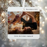 Gepersonaliseerd Afbeelding Onze eerste kerst verl Metalen Ornament<br><div class="desc">Herdenk een mijlpaalvakantie met het gepersonaliseerde Afbeelding Our First Christmas Engaged Metal Ornament. Dit paar foto ornament is de perfecte manier om je verloving vast te leggen en samen je eerste kerst te vieren. Dit ornament heeft een moderne minimalistische esthetiek in zwart-wit en toont op elegante wijze uw favoriete foto...</div>